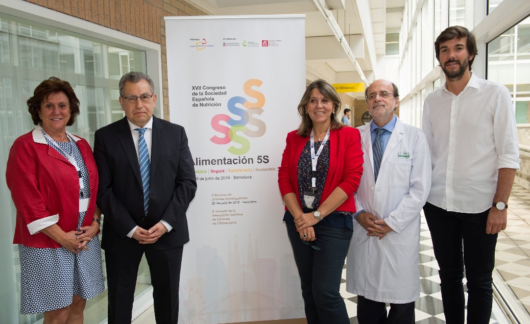 D'esquerra a dreta, Montserrat Rivero (ACCA), Luis Moreno (SEN), M. Carmen Vidal (UB-SEN), Ramon Estruch (UB-SEN) i Oriol Comas (representant de la V Reunió de Joves Investigadors).