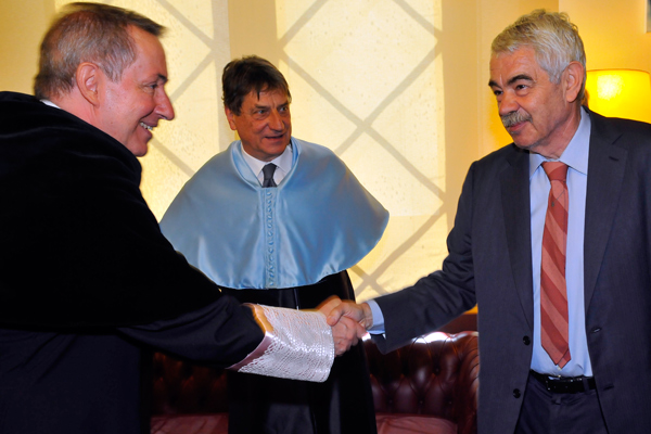 El professor Claudio Magris, al despatx del rector, entre el Dr Dídac Ramírez i l'expresident Pasqual Maragall.