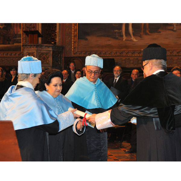 Montserrat Caballé rebent el diploma de mans del rector