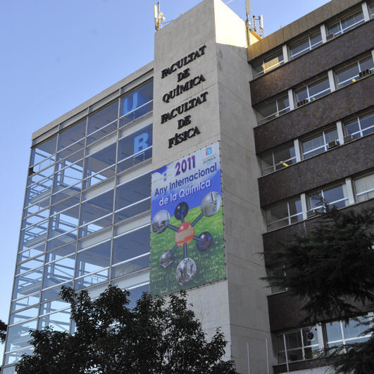 Pancarta commemorativa de l'Any Internacional de la Química penjada a la façana de la Facultat de Química de la UB