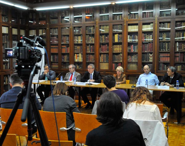 Moment de la roda de premsa que ha tingut lloc avui a l'Aula Ramon y Cajal de l'Edifici Històric de la UB.
