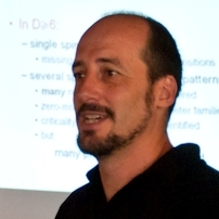 Roberto Emparan és investigador ICREA a l'Institut de Ciències del Cosmos de la Universitat de Barcelona.