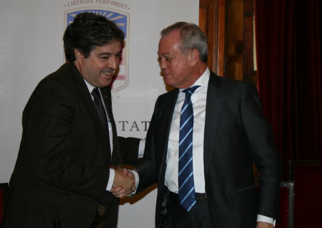 El rector en funcions de la Universitat de Barcelona, Jordi Alberch, i el president de la Societat Cooperativa Farmacèutica Espanyola (Cofares), Carlos González.