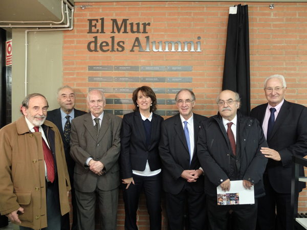 La degana de la Facultat d’Economia i Empresa de la Universitat de Barcelona, Elisenda Paluzie, amb alguns dels antics alumnes que han fet donacions.
