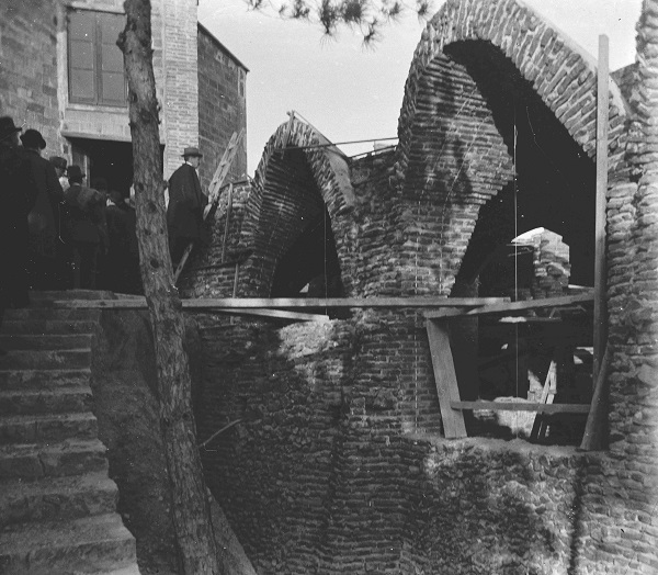 Estudiants d’Arquitectura entrant a l’estudi de Gaudí, annex a la cripta de la Colònia Güell, l’any 1911. Fotografia de la col·lecció inèdita que presentarà The Gaudí Research Institute en el congrés.