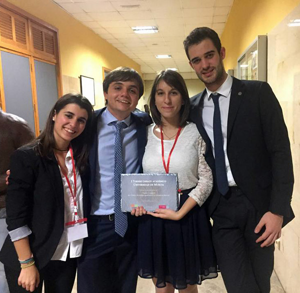 The team of the University of Barcelona won the eight debates in which they participated during the tournament.