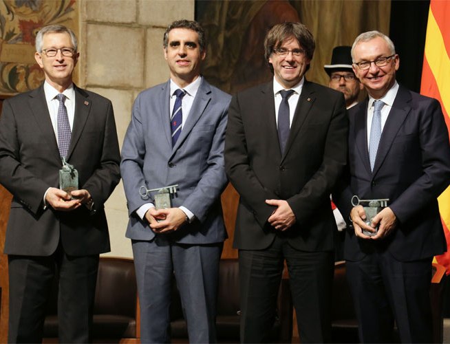 D'esquerra a dreta, Joan Massagué, Manel Esteller, Carles Puigdemont i Josep Baselga, en l'acte de lliurament del XXVIII Premi Internacional Catalunya.