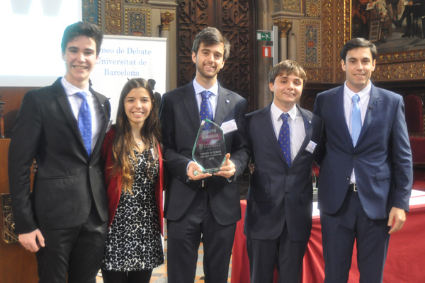 Gerard Rosell, president de l’ADUB (a la dreta), amb els components de l’equip de la Universitat Carlos III de Madrid, campió del I Torneig de Debat de la Universitat de Barcelona.
