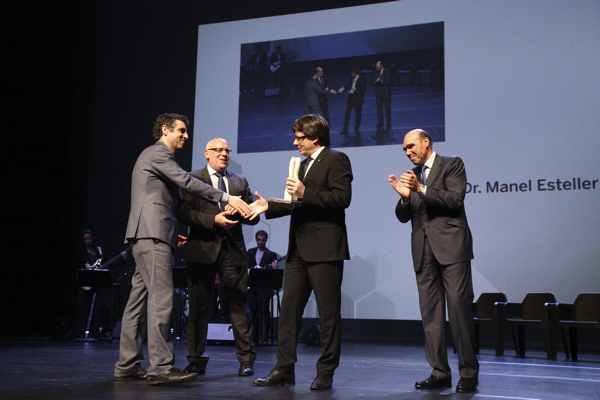 El professor Manel Esteller va rebre el Premi Nacional de Recerca 2015 en un acte institucional presidit per Carles Puigdemont, president de la Generalitat de Catalunya. Foto: FCRI