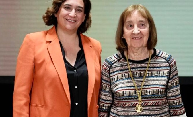 La alcaldesa Ada Colau y Montserrat Aguadé, profesora emérita de la Universidad de Barcelona. 