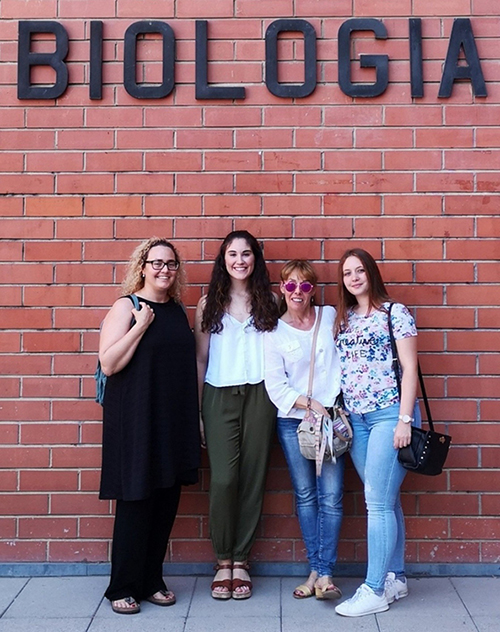 De izquierda a derecha, las investigadores Eva Estébanez-Perpiñá, Andrea Alegre-Martí, Montse Abella y Alba Jiménez-Panizo en la Facultad de Biología de la UB. 