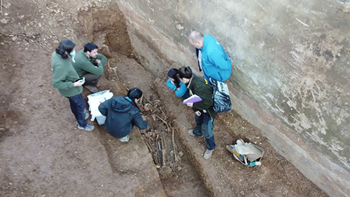 Exhumation works in the grave at the Son Coletes cemetery in Manacor