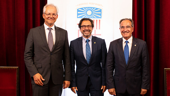 D'esquerra a dreta, el director general de Forestadent, Stefan Foerster; el rector de la UB, Joan Guàrdia, i el director de la càtedra, Josep Maria Ustrell.
