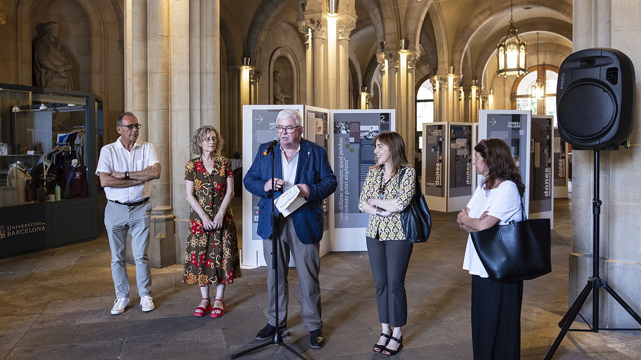 Inauguració de l'exposició a càrrec del vicerector de Patrimoni i Activitats Culturals, Agustí Alcoberro.